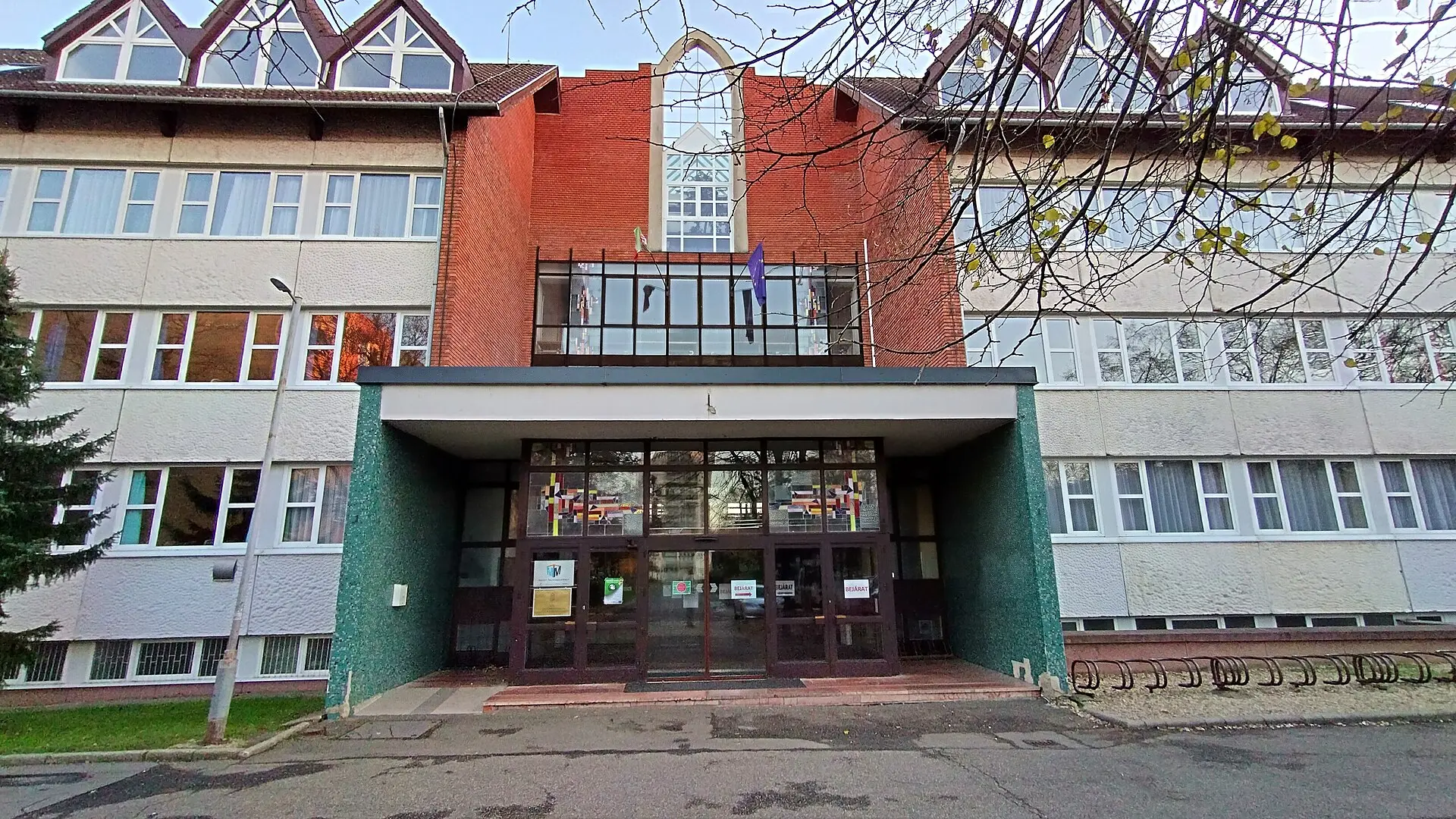 Eötvöş Lorand Universiteti — 6